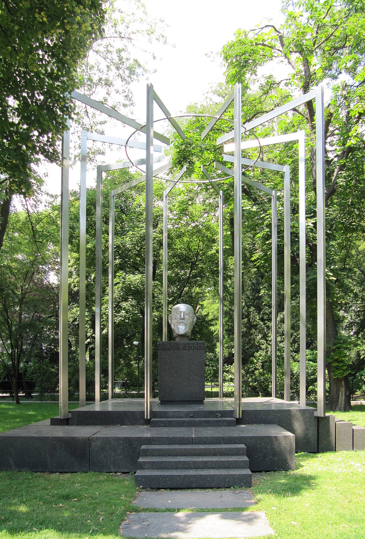 Karl-Renner-Denkmal, Wien by Alfred Hrdlicka