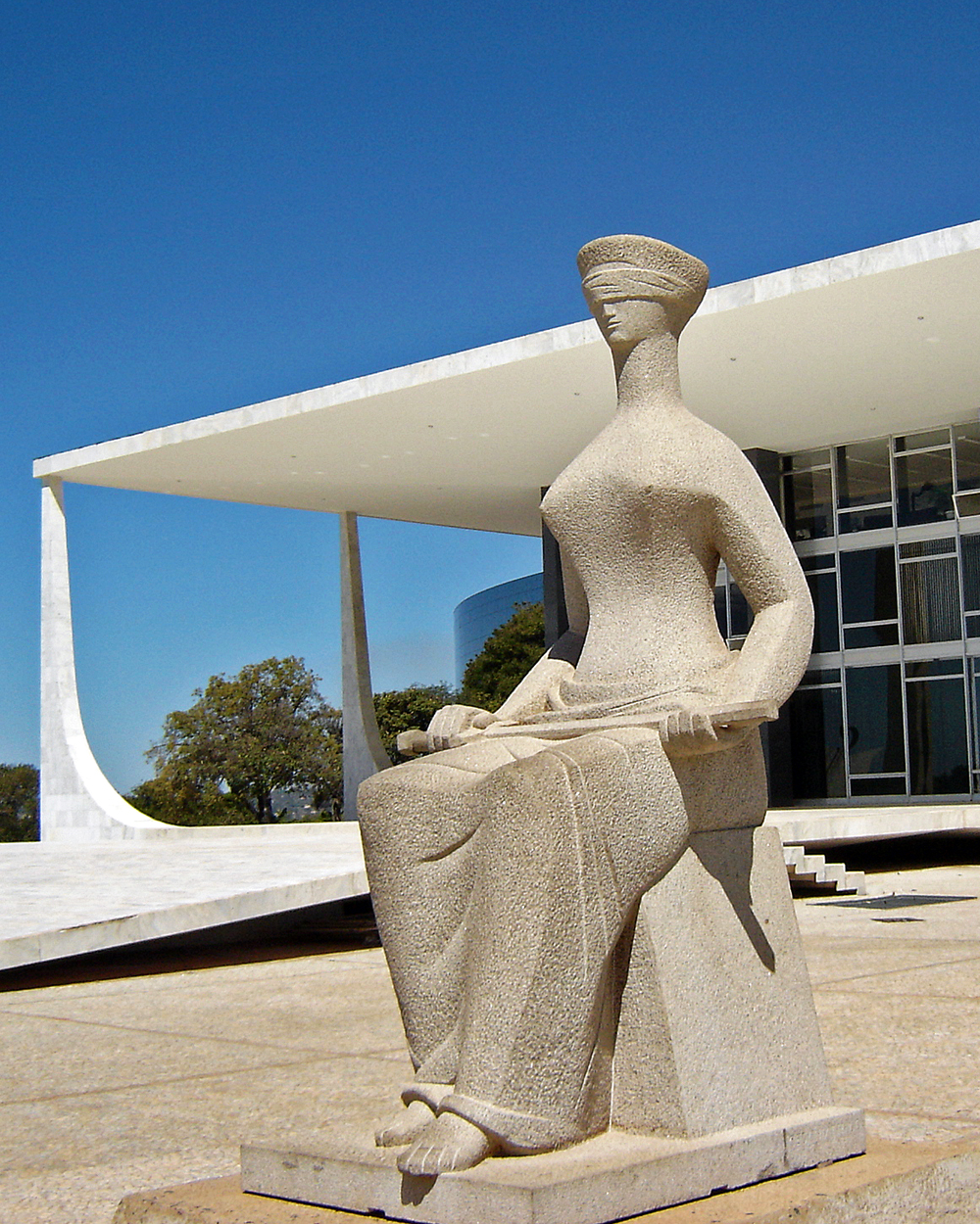 A Justiça by Alfredo Ceschiatti