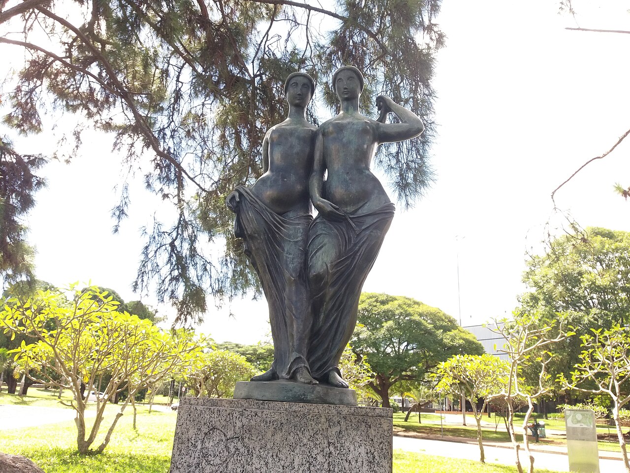 As Irmãs by Alfredo Ceschiatti