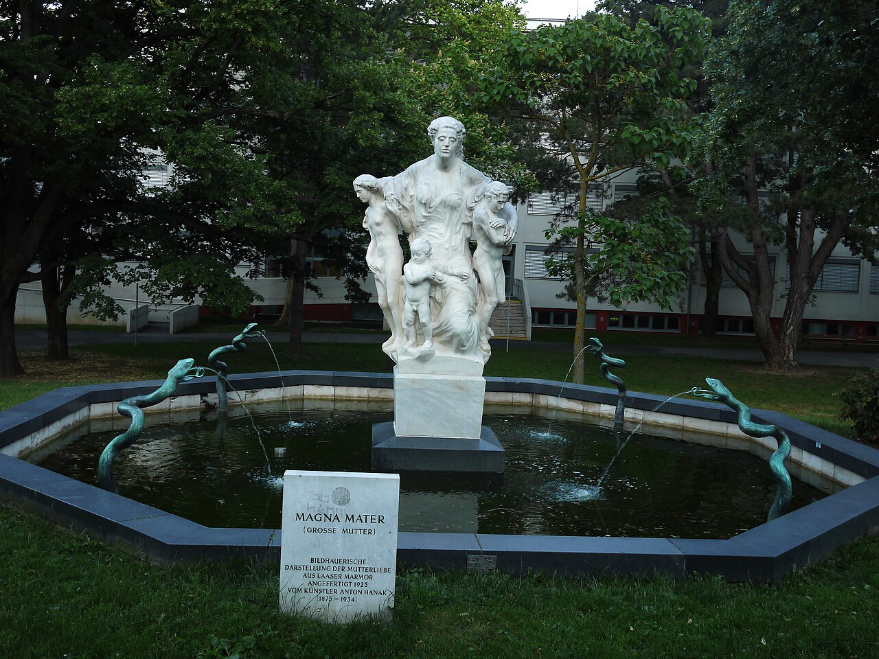 Magna-Mater-Brunnen by Anton Hanak