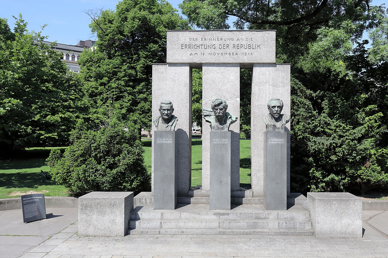 Republikdenkmal by Anton Hanak