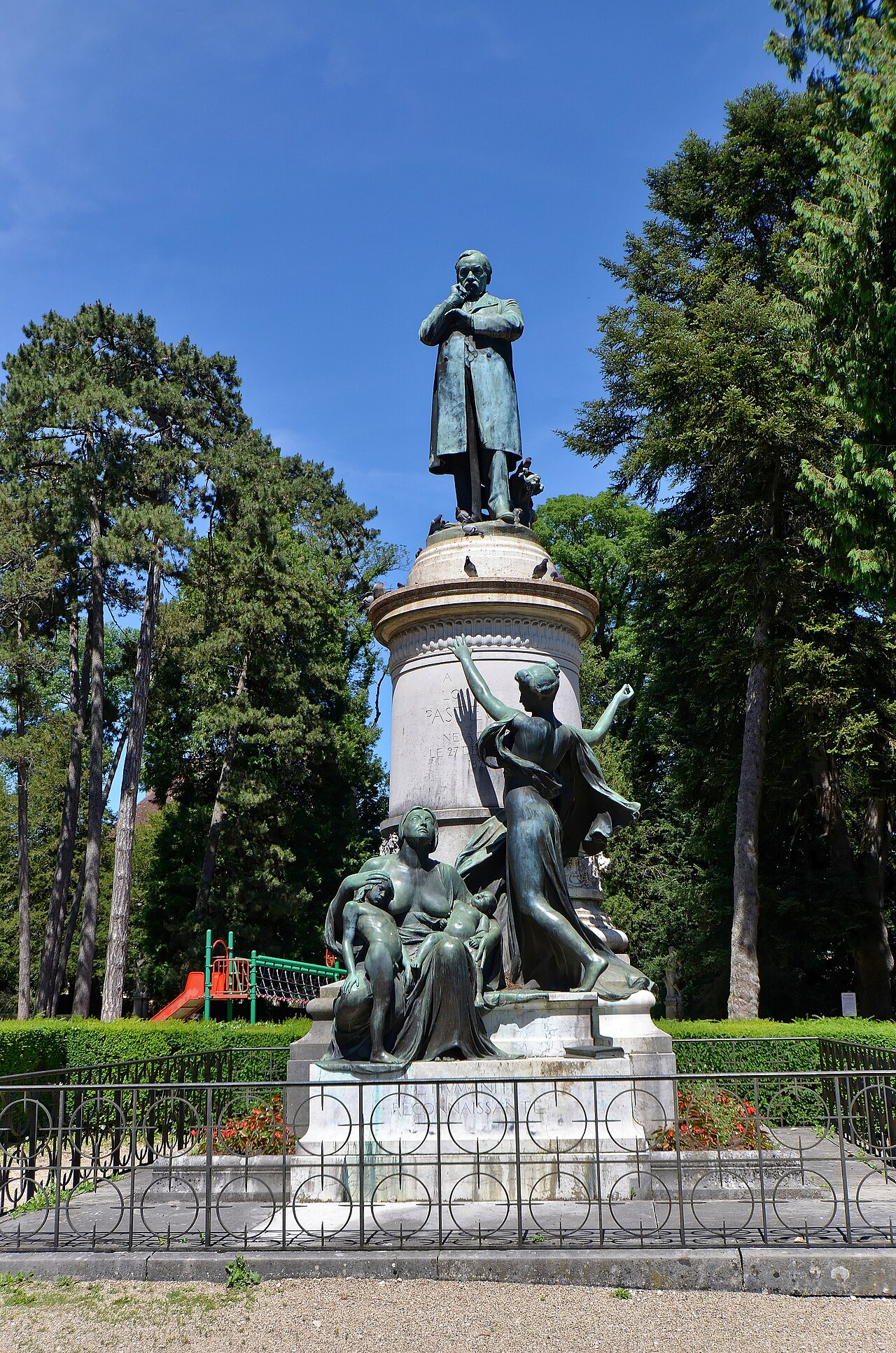 Statue de Louis Pasteur by Antonin Carlès