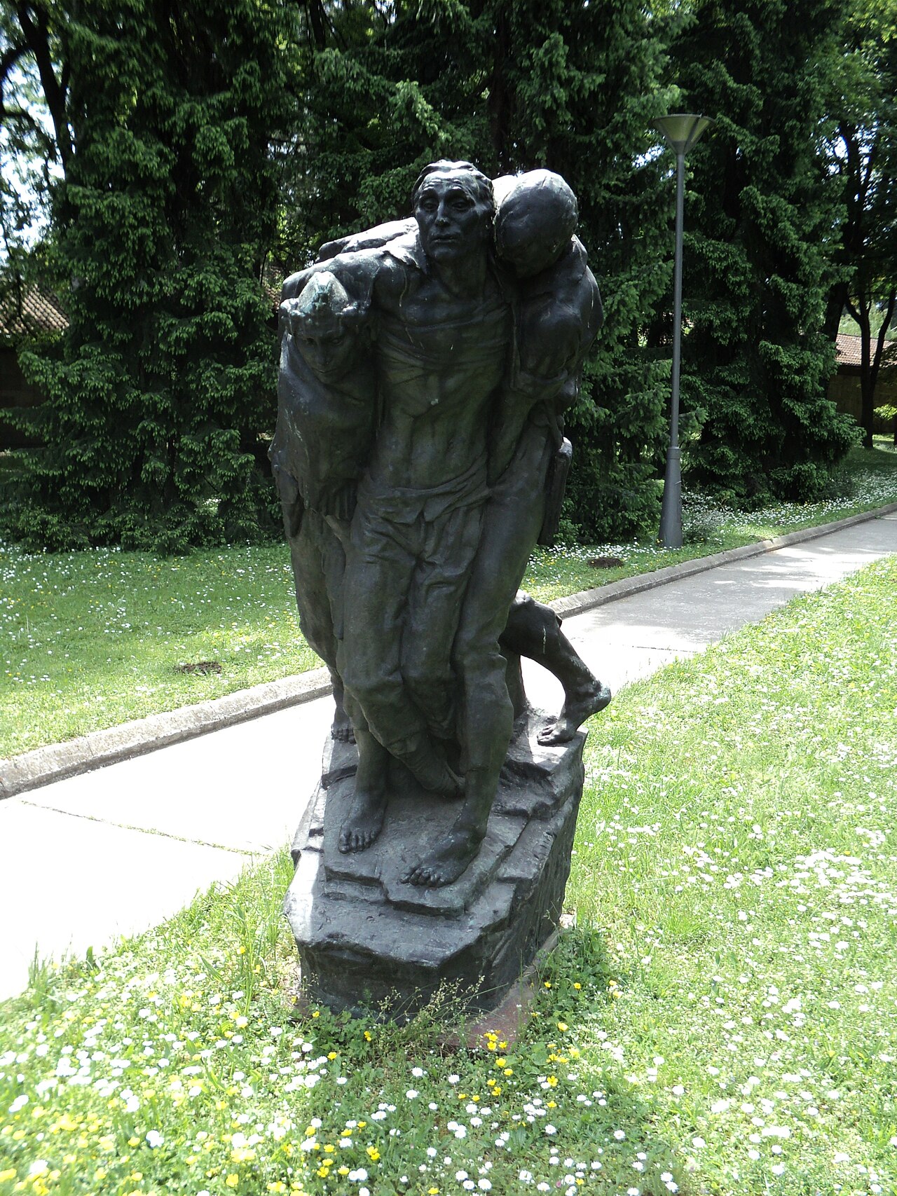 Carrying the wounded (sculpture) by Antun Augustinčić
