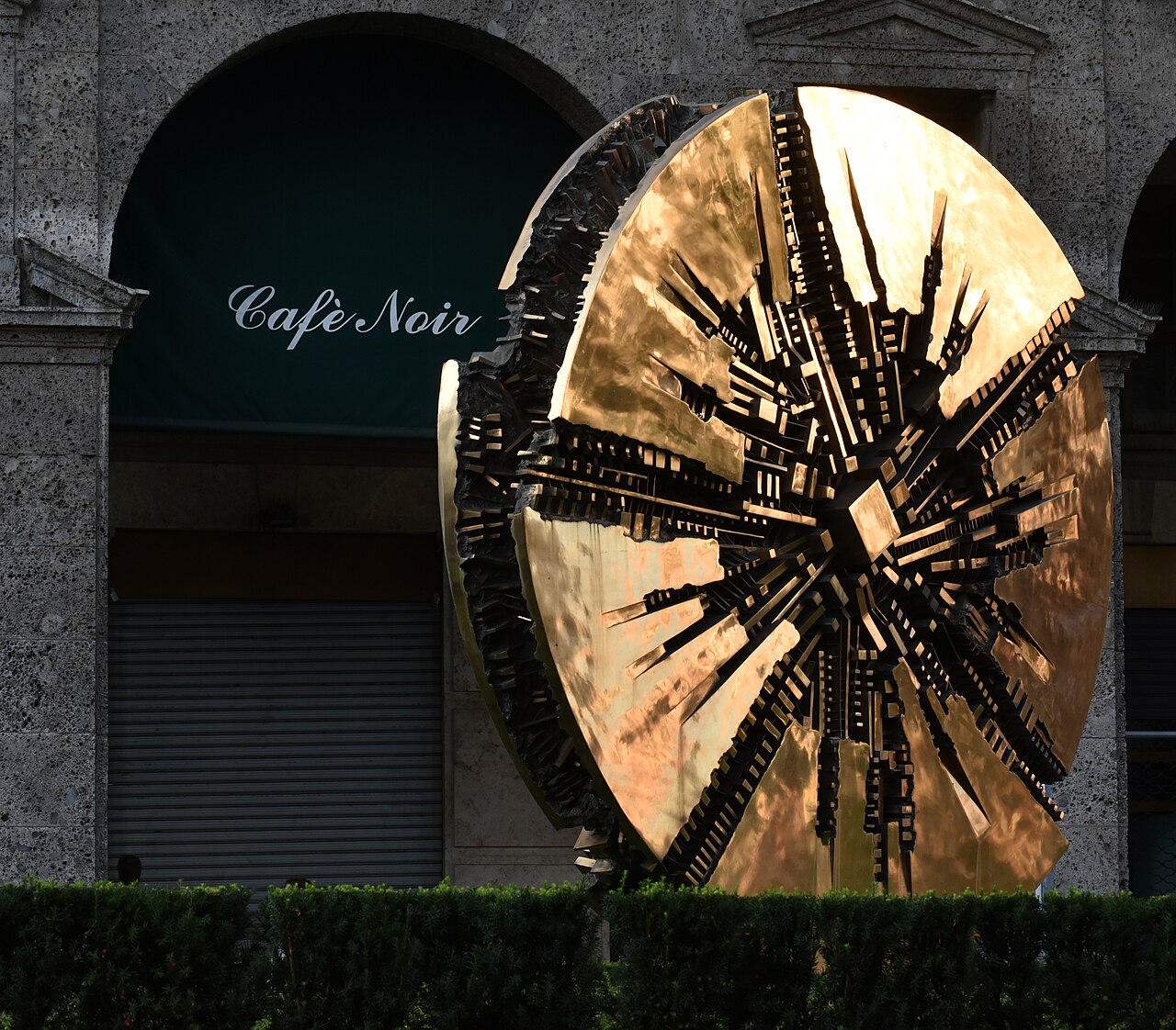 Grande disco by Arnaldo Pomodoro