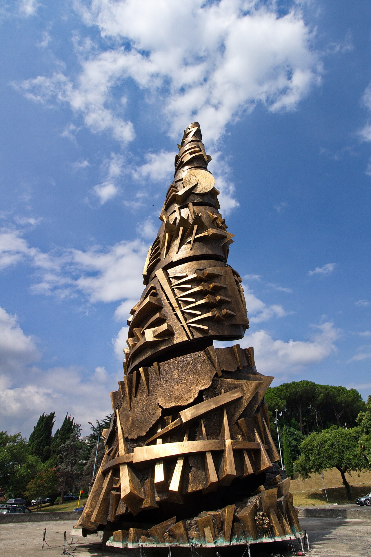 Novecento by Arnaldo Pomodoro