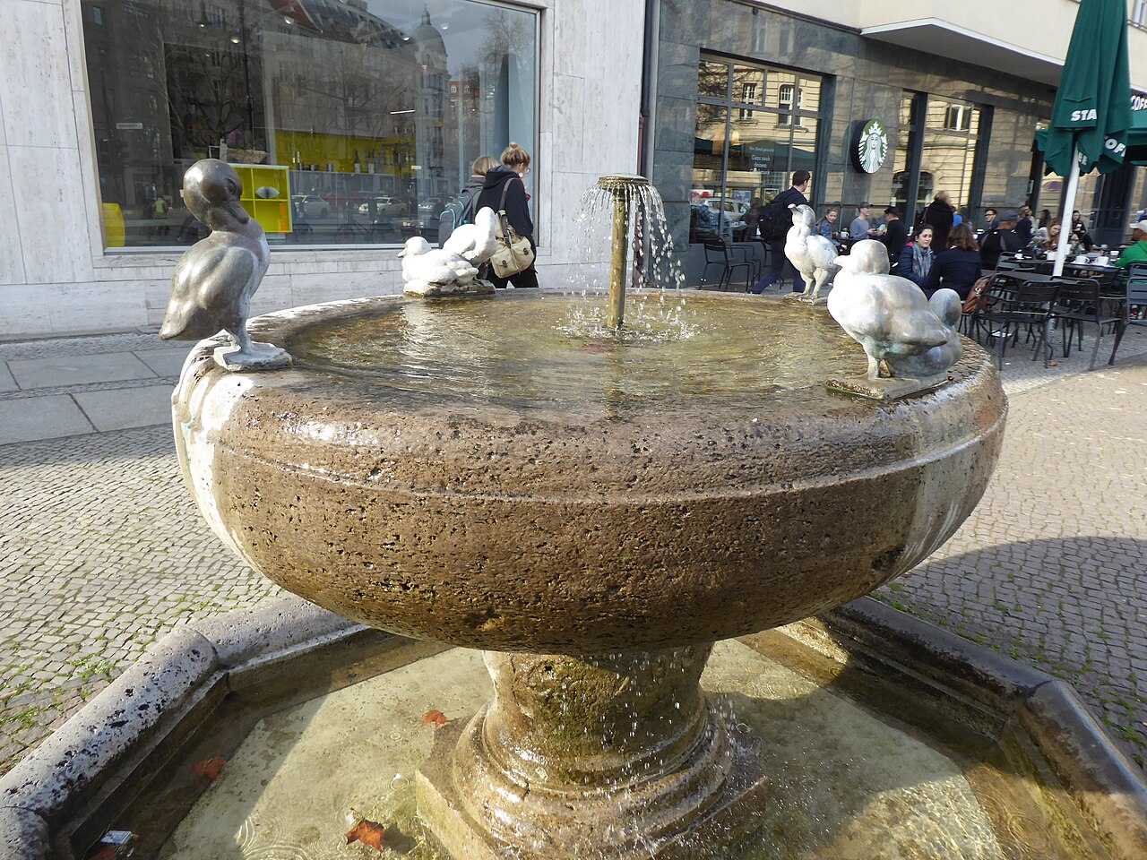 Schwanenkükenbrunnen by August Gaul