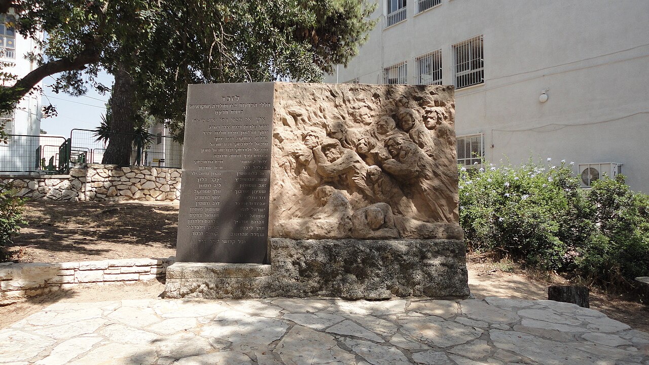 Commemorating the Ukraine Pogroms in the Borochov Quarter by Batia Lishansky