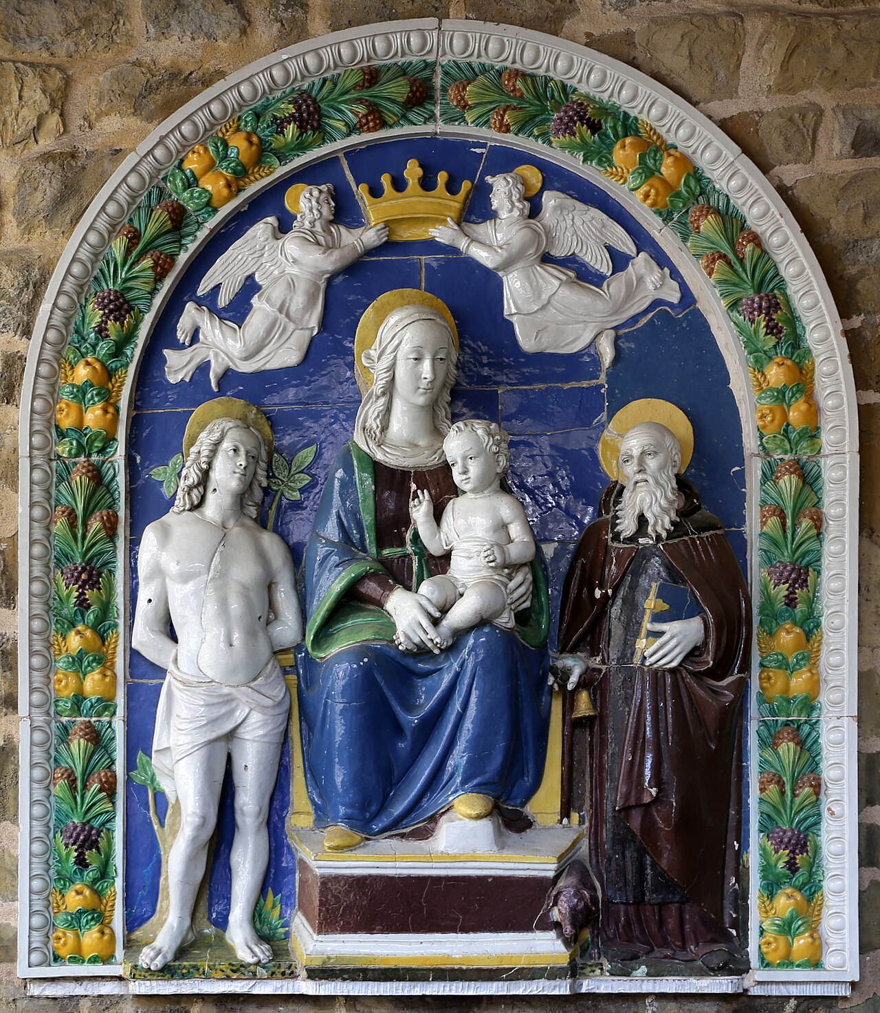 Madonna col bambino e santi (Palazzo Pretorio) by Benedetto Buglioni