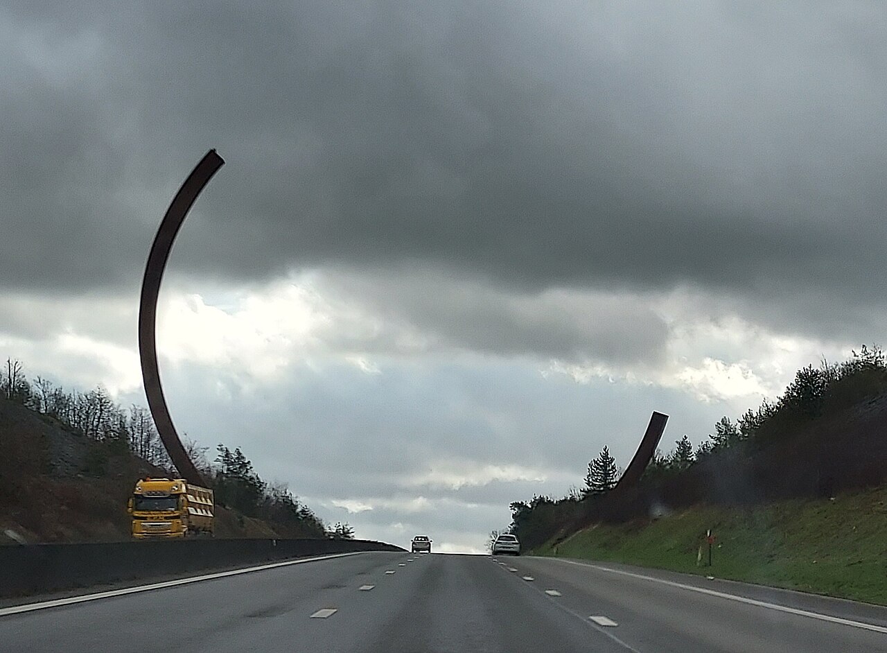 Arc Majeur by Bernar Venet