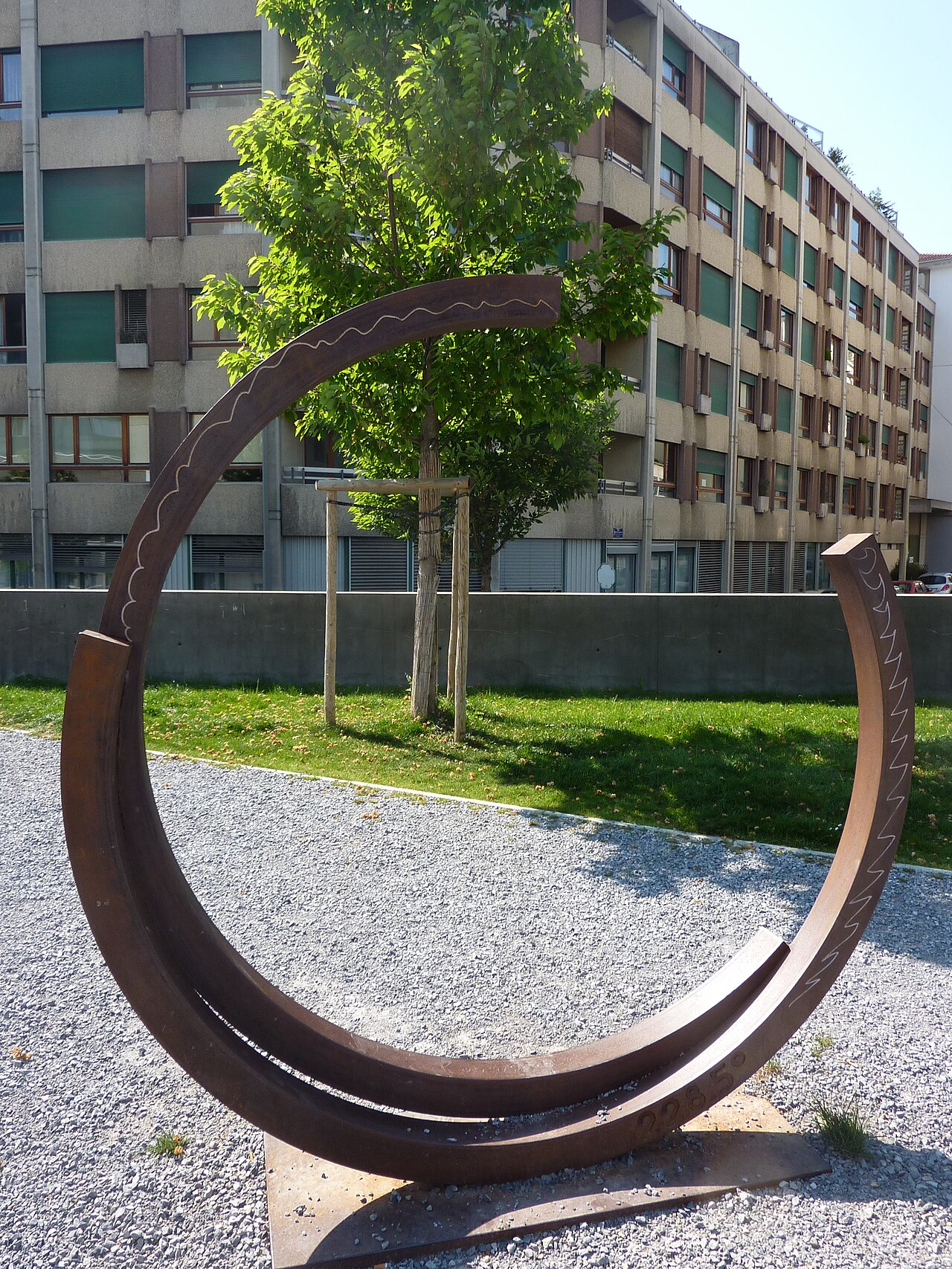Deux arcs 228,5° by Bernar Venet