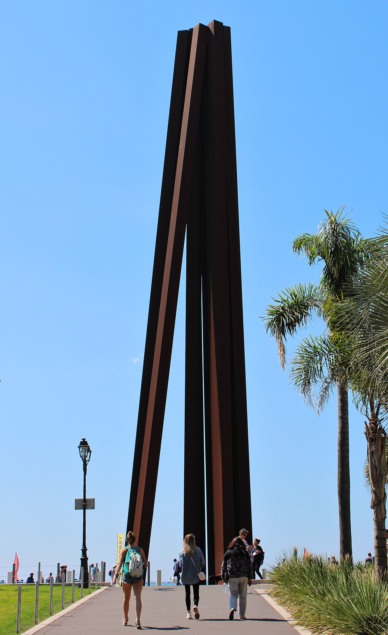 Neuf Lignes Obliques by Bernar Venet