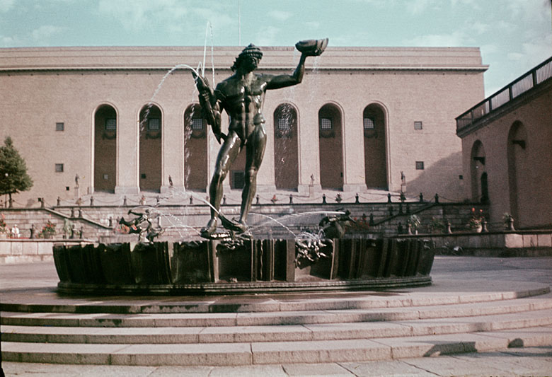 Poseidon med brunnskar by Carl Milles