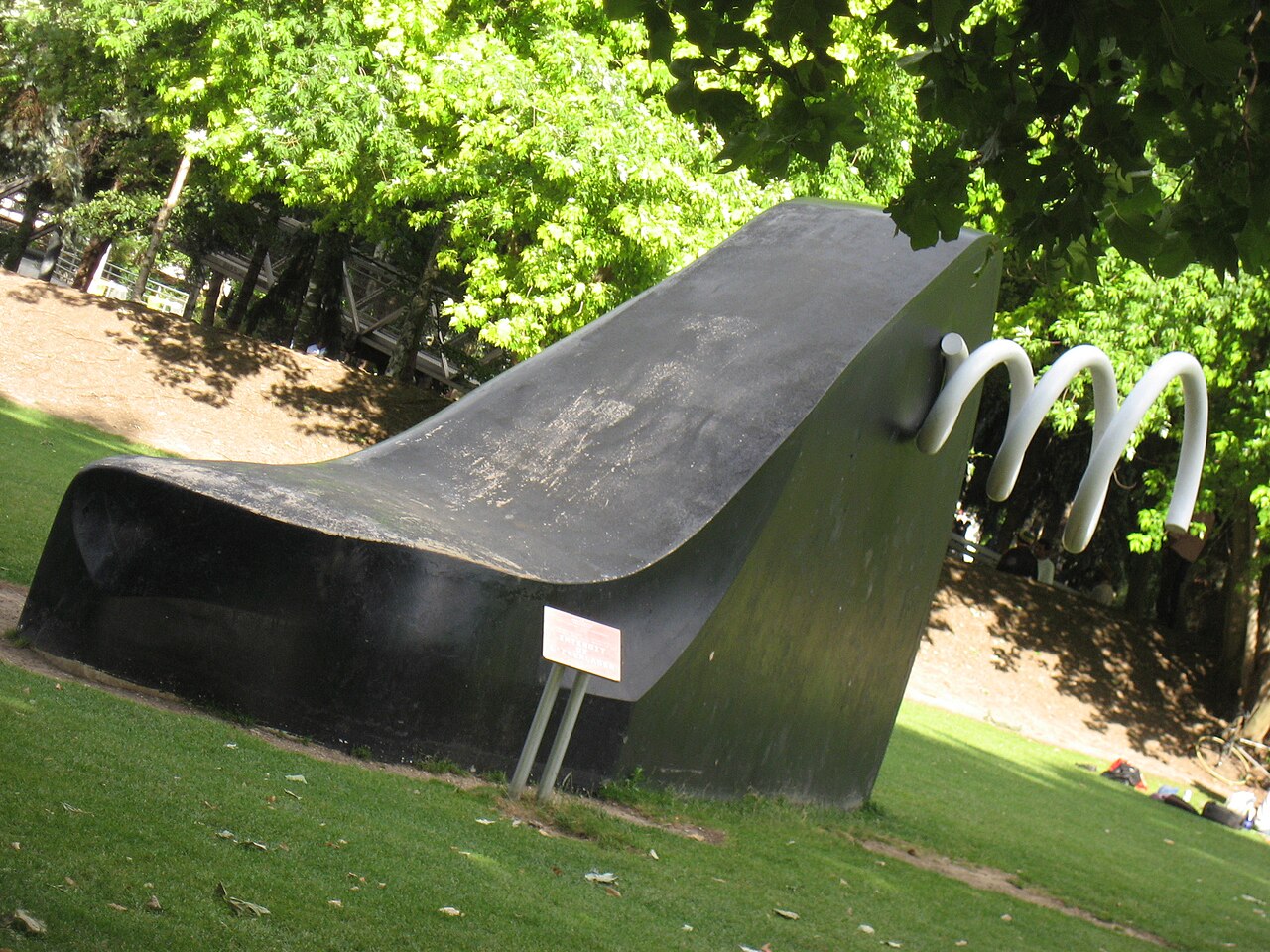 La Bicyclette ensevelie by Claes Oldenburg