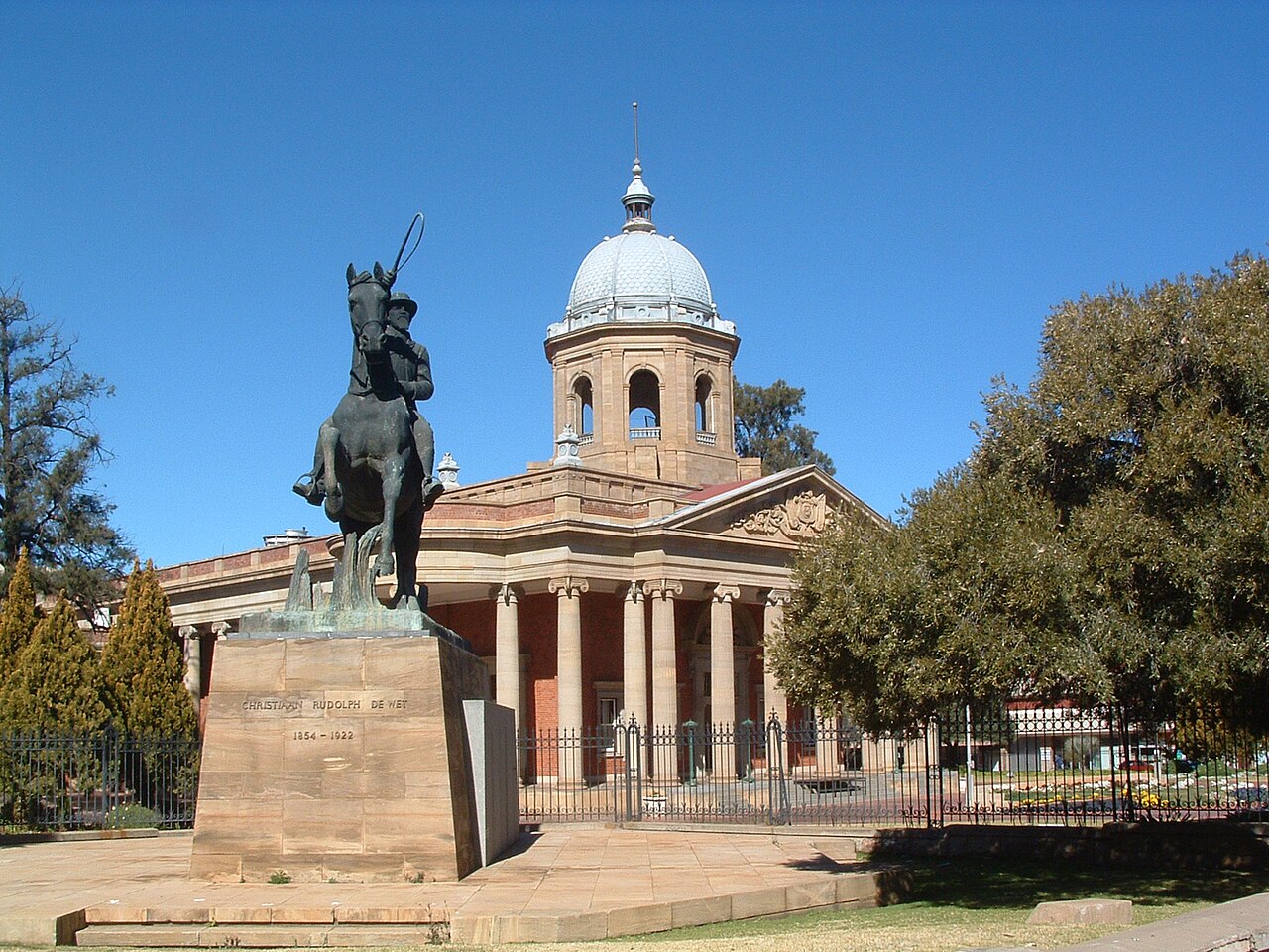 equestrian statue of Christiaan de Wet by Coert Steynberg