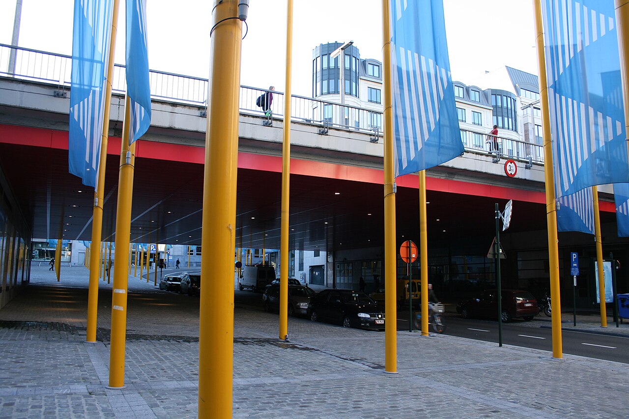 Bleus sur jaune by Daniel Buren