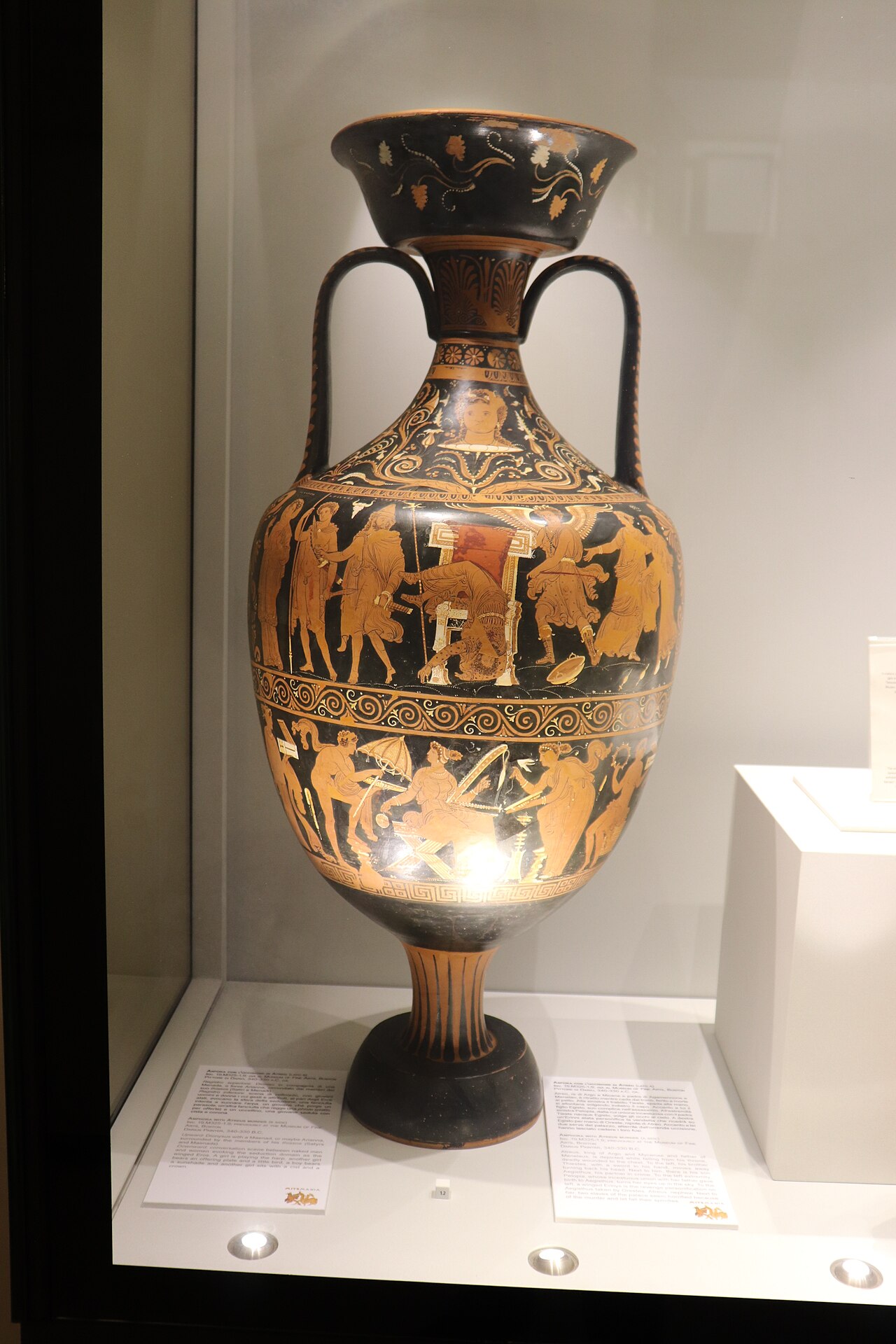 Amphora with the murder of Atreus by Darius Painter