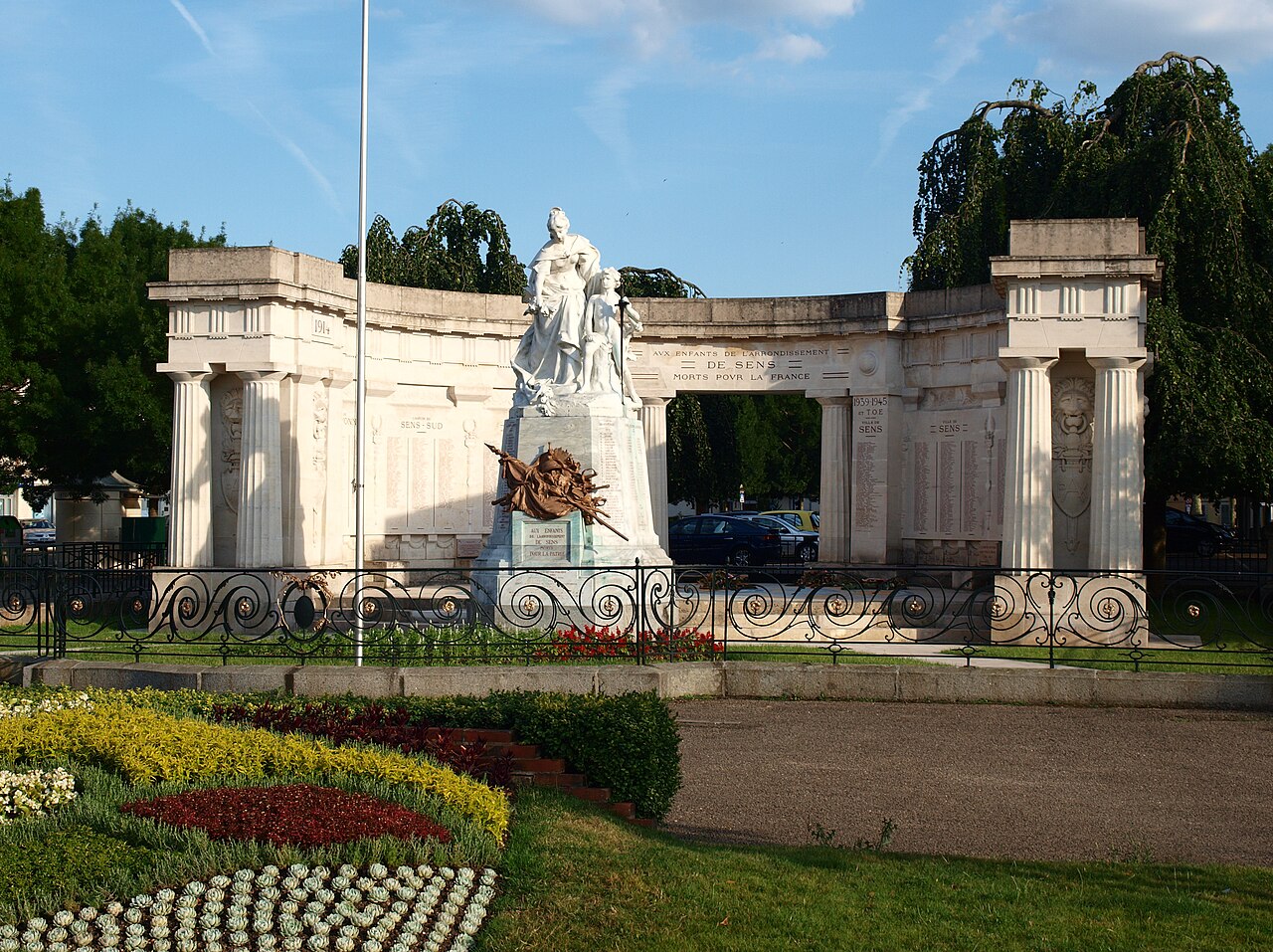 Monument aux morts de la place des Héros à Sens by Émile Peynot