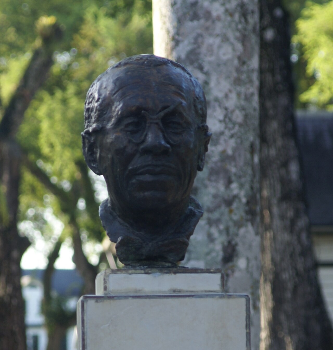 Eddy Snijders (bust) by Erwin de Vries