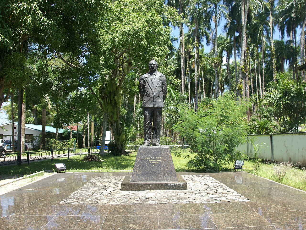 Henck Arron (statue) by Erwin de Vries