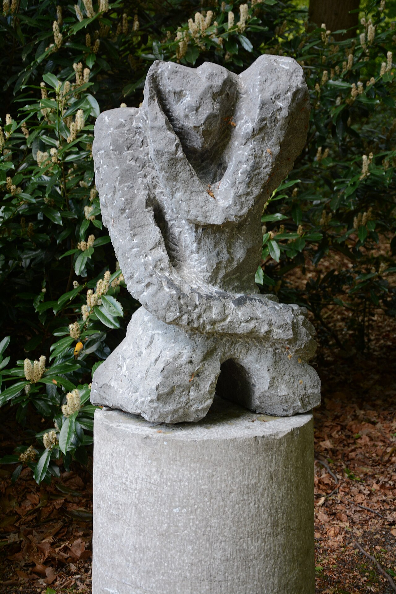 Geknielde figuur by Eugène Dodeigne