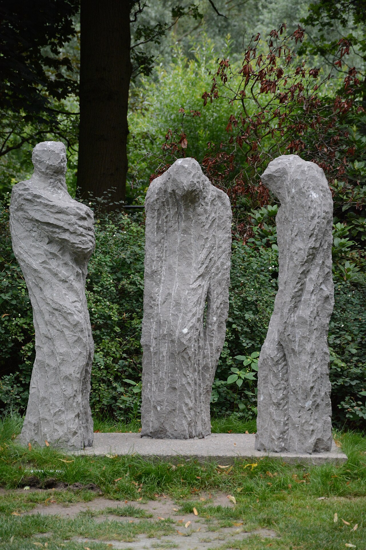 Trois figures debout by Eugène Dodeigne