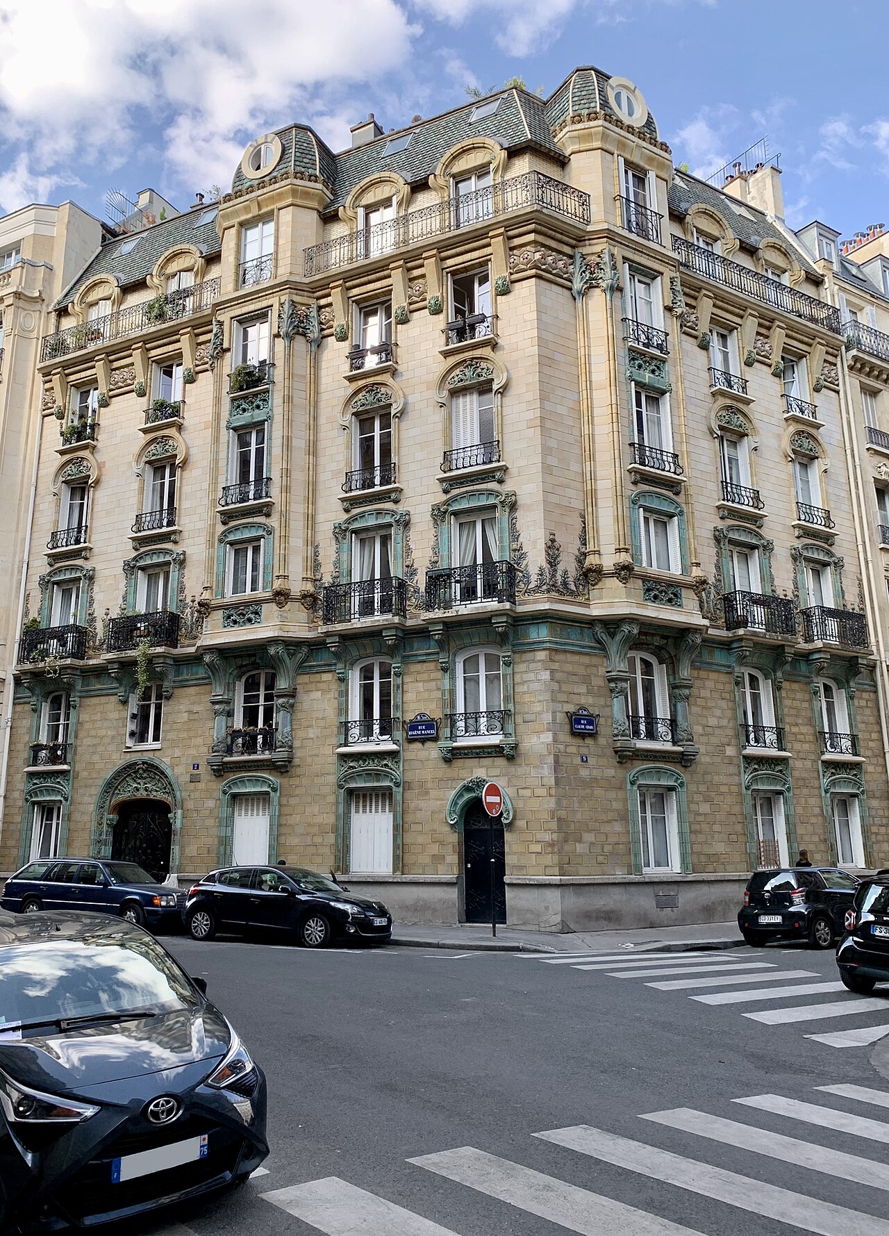 Les Chardons building by Eugène Grasset