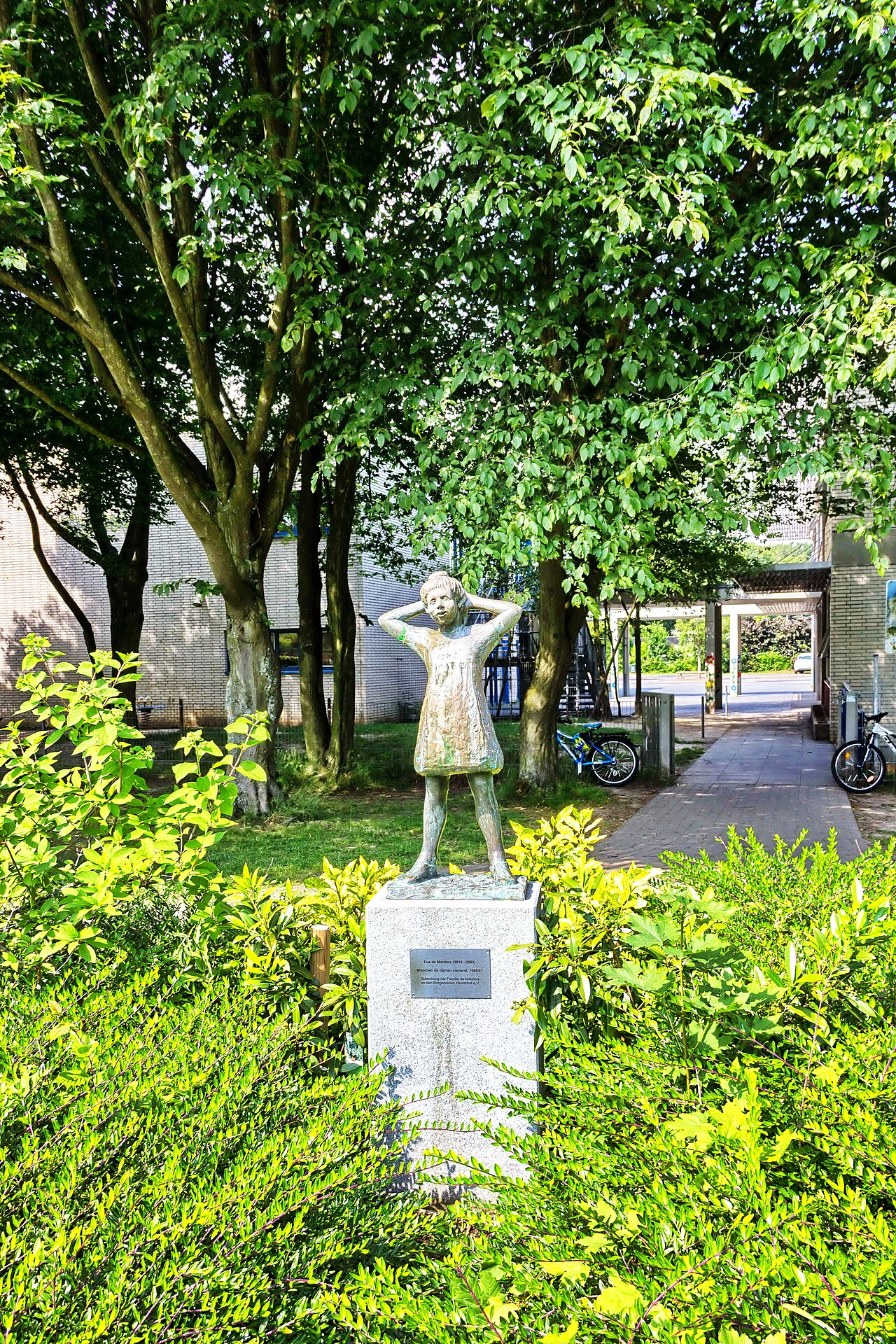 Mädchen, im Garten stehend by Eva de Maizière