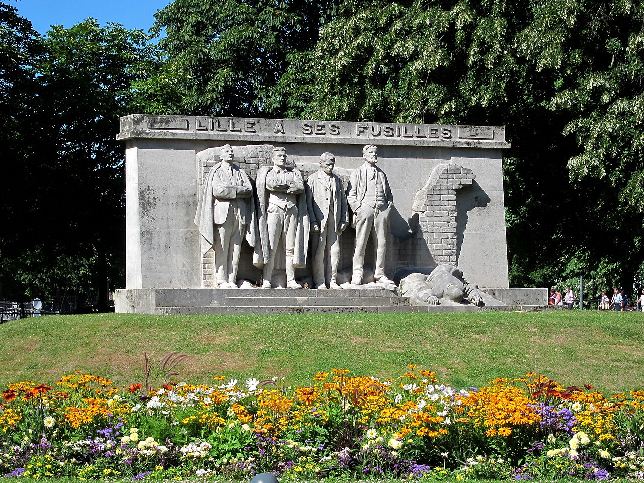 Les Fusillés lillois by Félix-Alexandre Desruelles