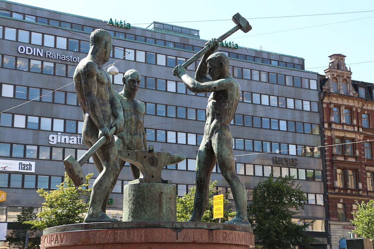 The Three Smiths statue by Felix Nylund