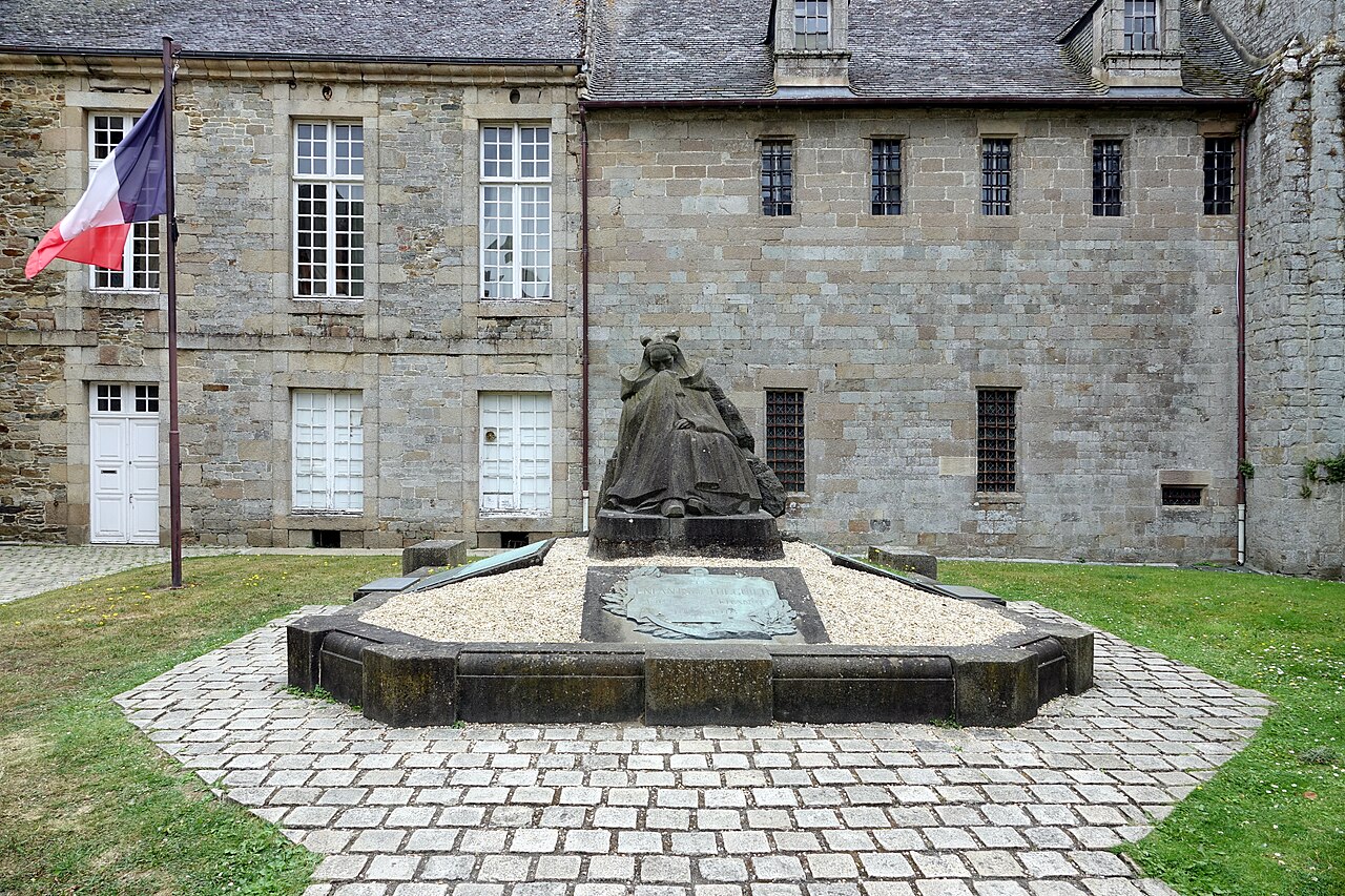 War memorial of Tréguier by Francis Renaud