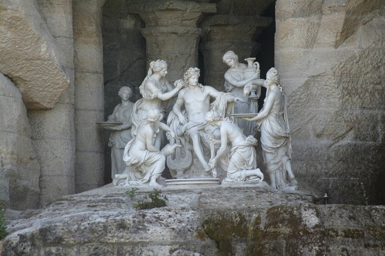 Apollon servi par les nymphes by François Girardon