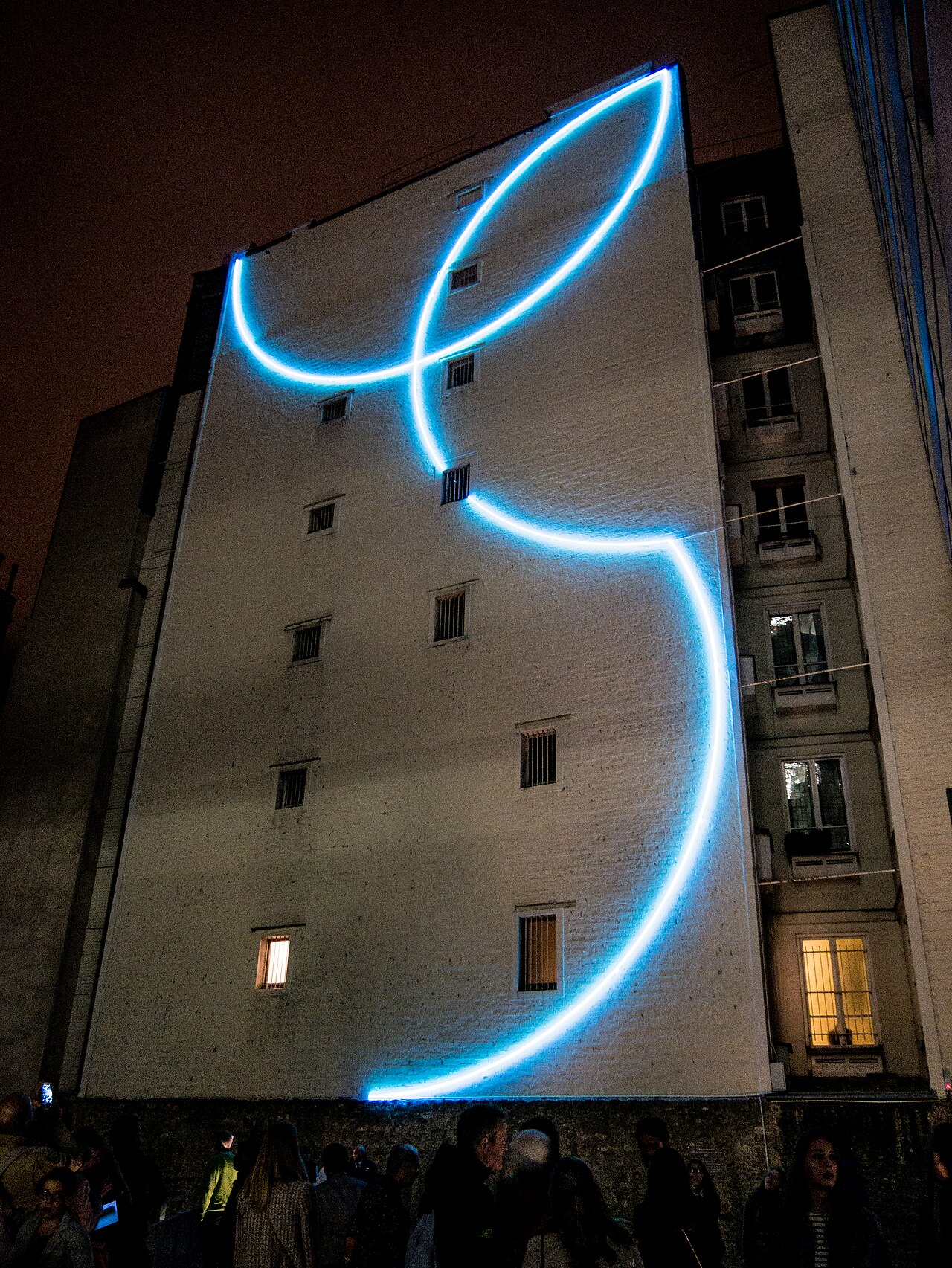 3 arcs de néon inclinés à 0°-90°-45° by François Morellet