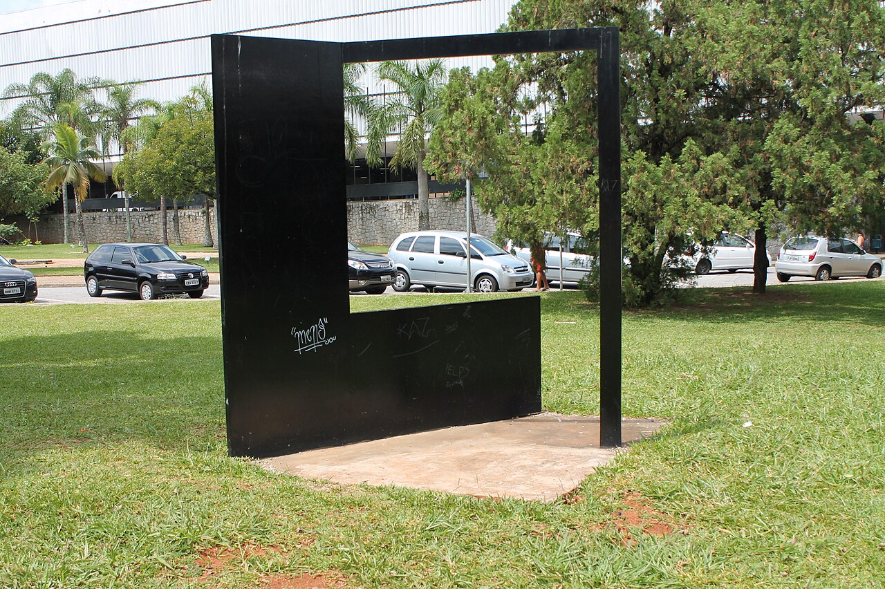 Grande quadrado preto com fita by Franz Weissmann