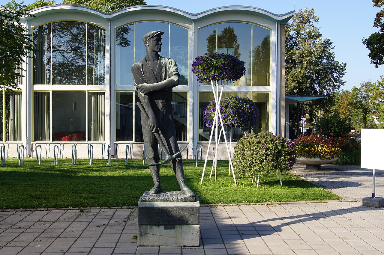 Aufbauhelfer by Fritz Cremer