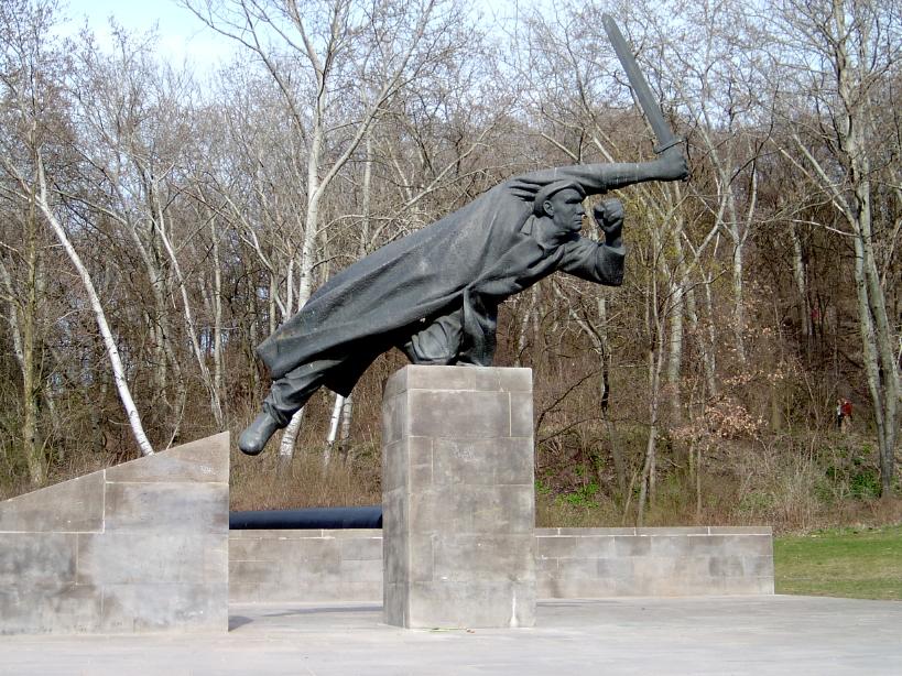 Gedenkstätte der deutschen Interbrigadisten by Fritz Cremer