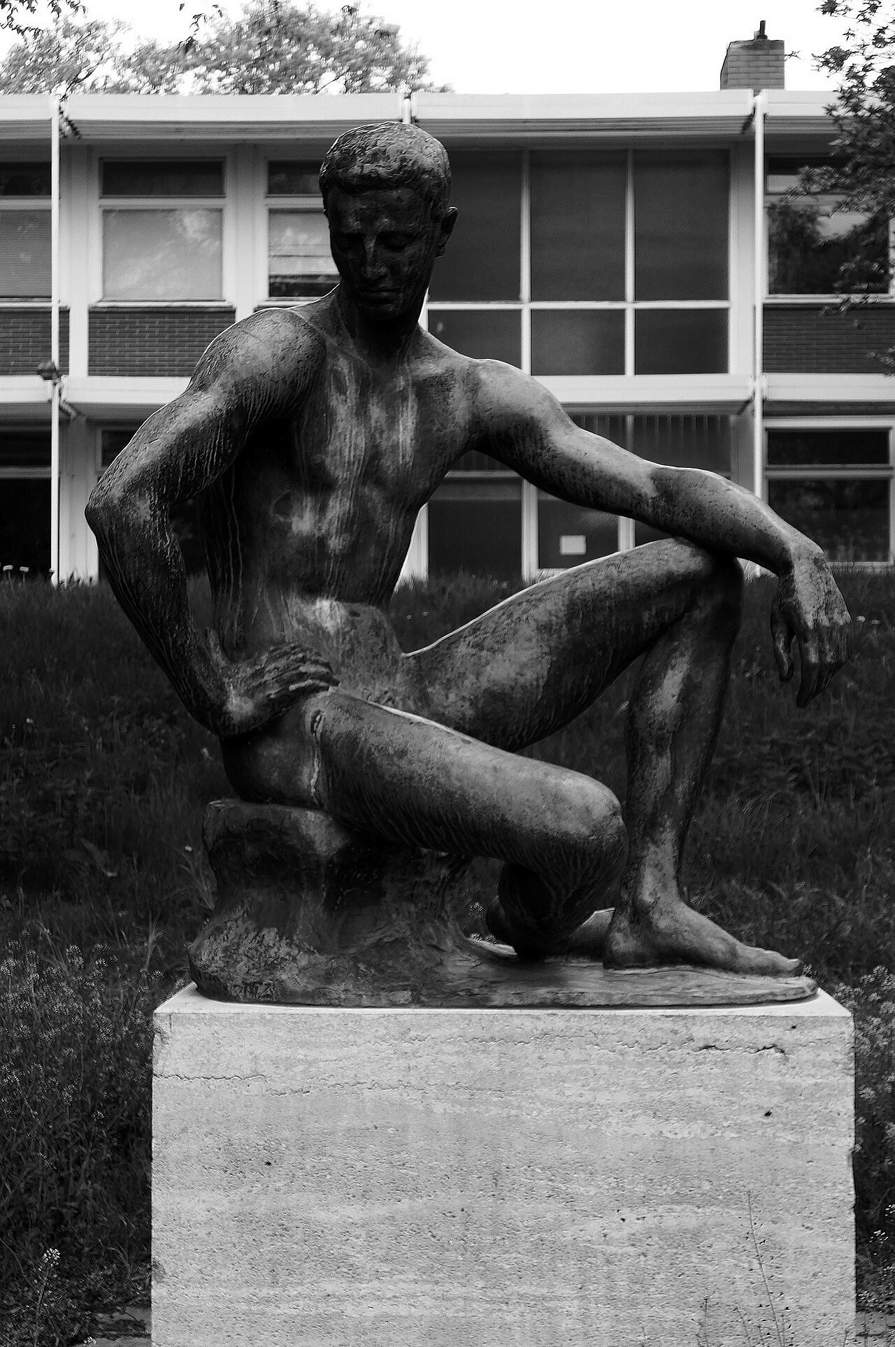 Ruhender Mann by Fritz Klimsch