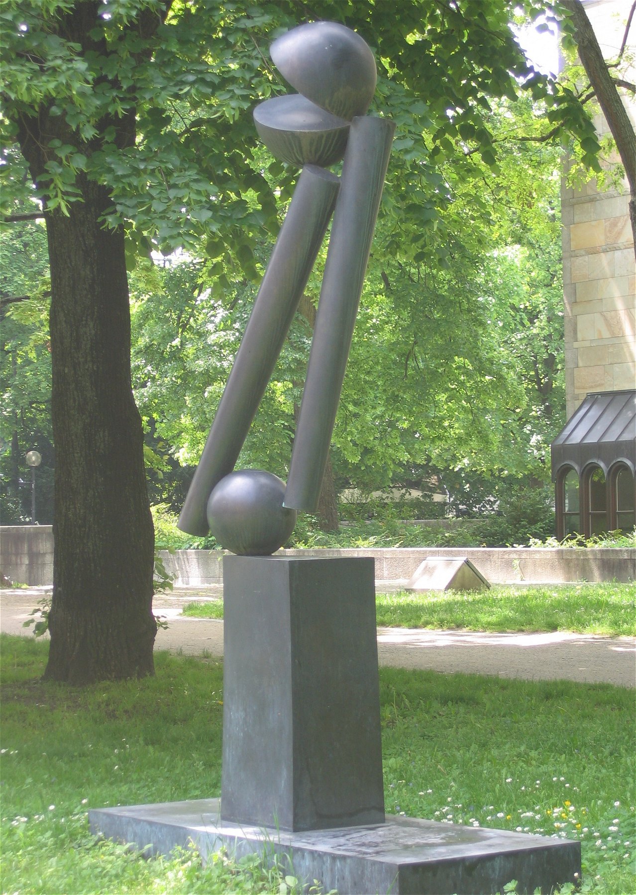 Große Zwei V by Fritz Koenig