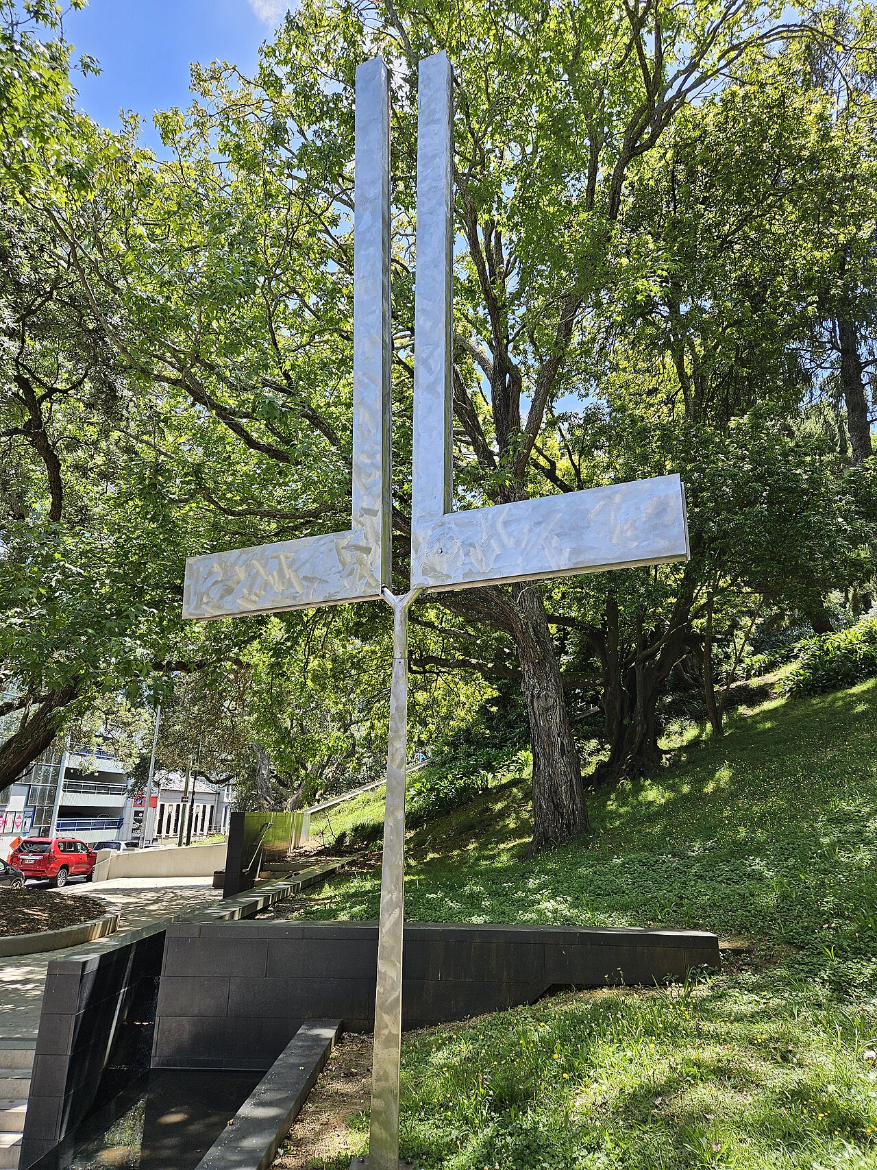 Double L Excentric Gyratory by George Rickey