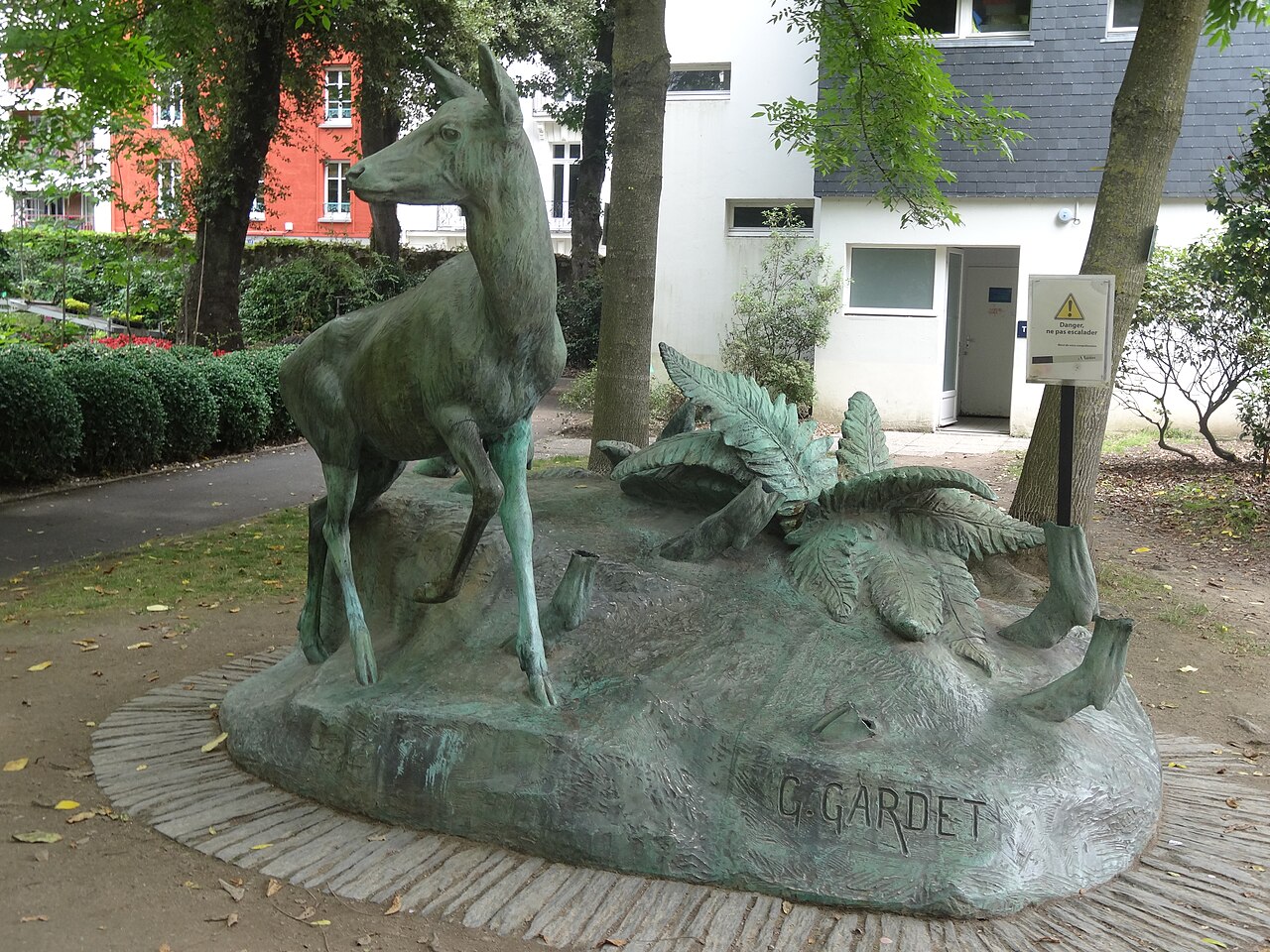 Cerf, Biche et Faon by Georges Gardet