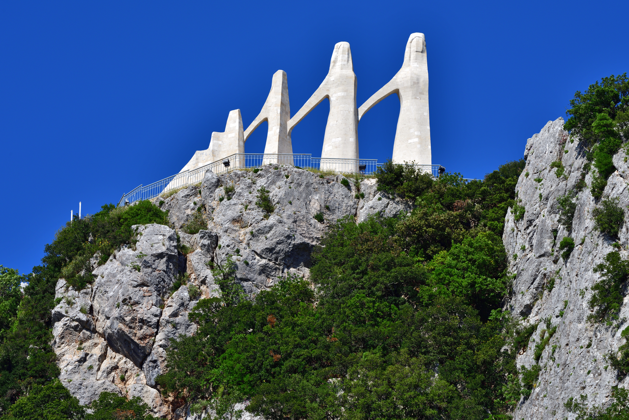 Monument of Zalongo by Giorgos Zongolopoulos
