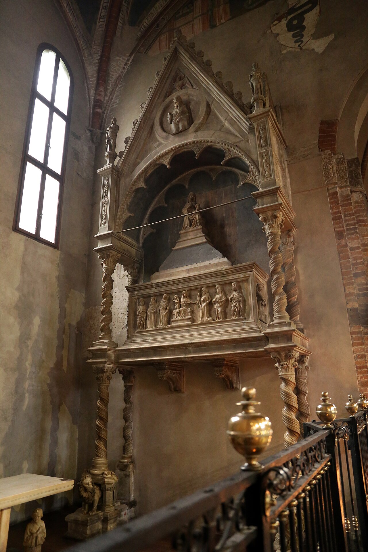 Stefano and Valentina Visconti's grave by Giovanni di Balduccio