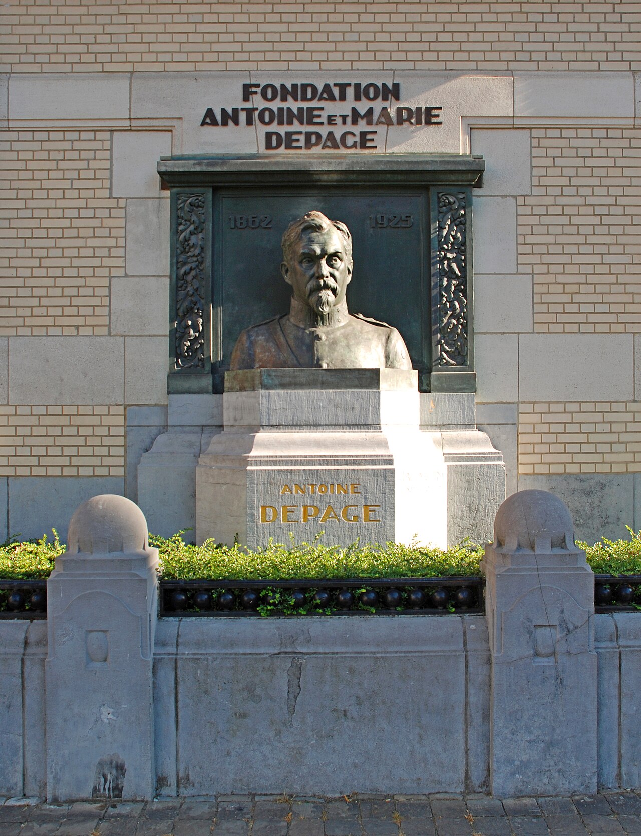 bust of Antoine Depage by Godefroid Devreese
