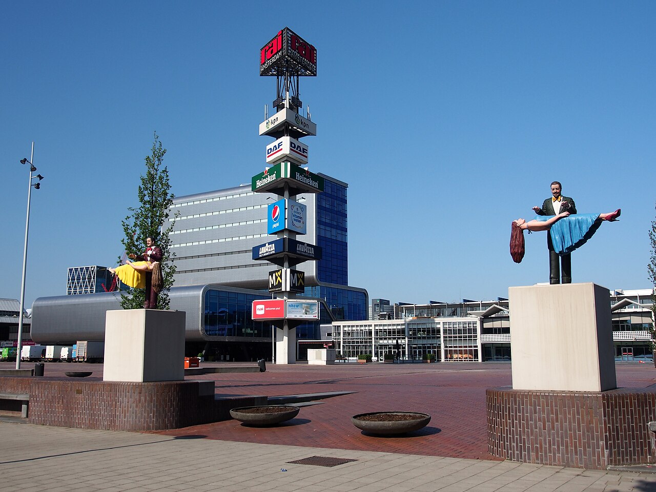 Feestelijke beeldenreeks by Guillaume Bijl