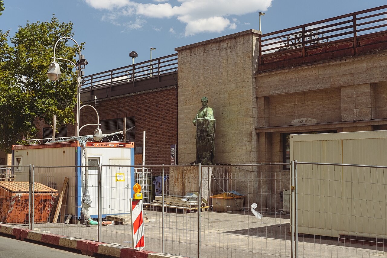Gefallenendenkmal des Reserve- und Landwehr-Offizierskorps by Hans Dammann