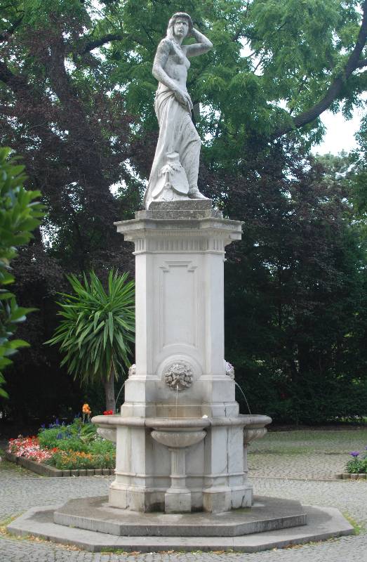 Donauweibchenbrunnen by Hans Gasser