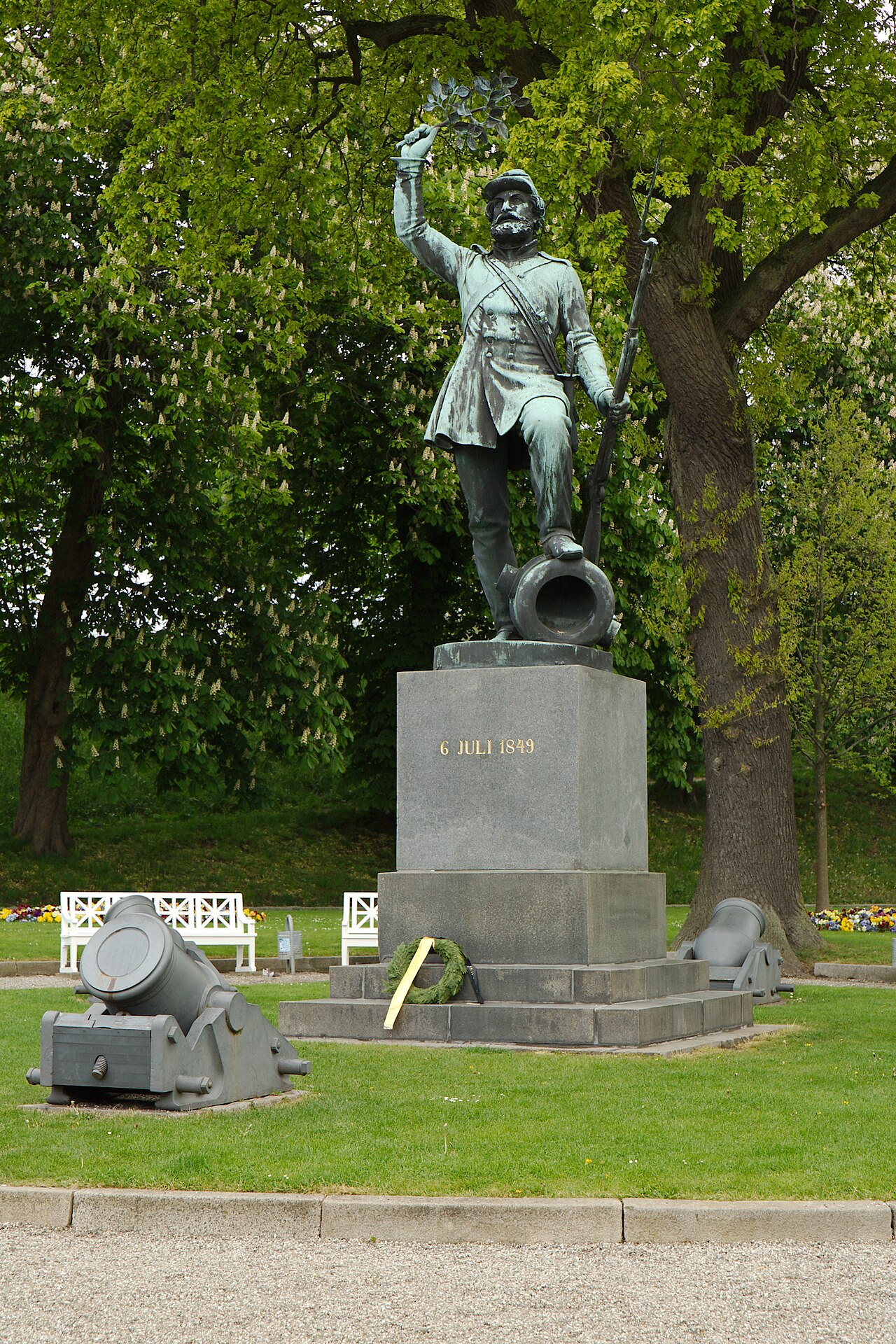 Den tapre Landsoldat by Herman Wilhelm Bissen