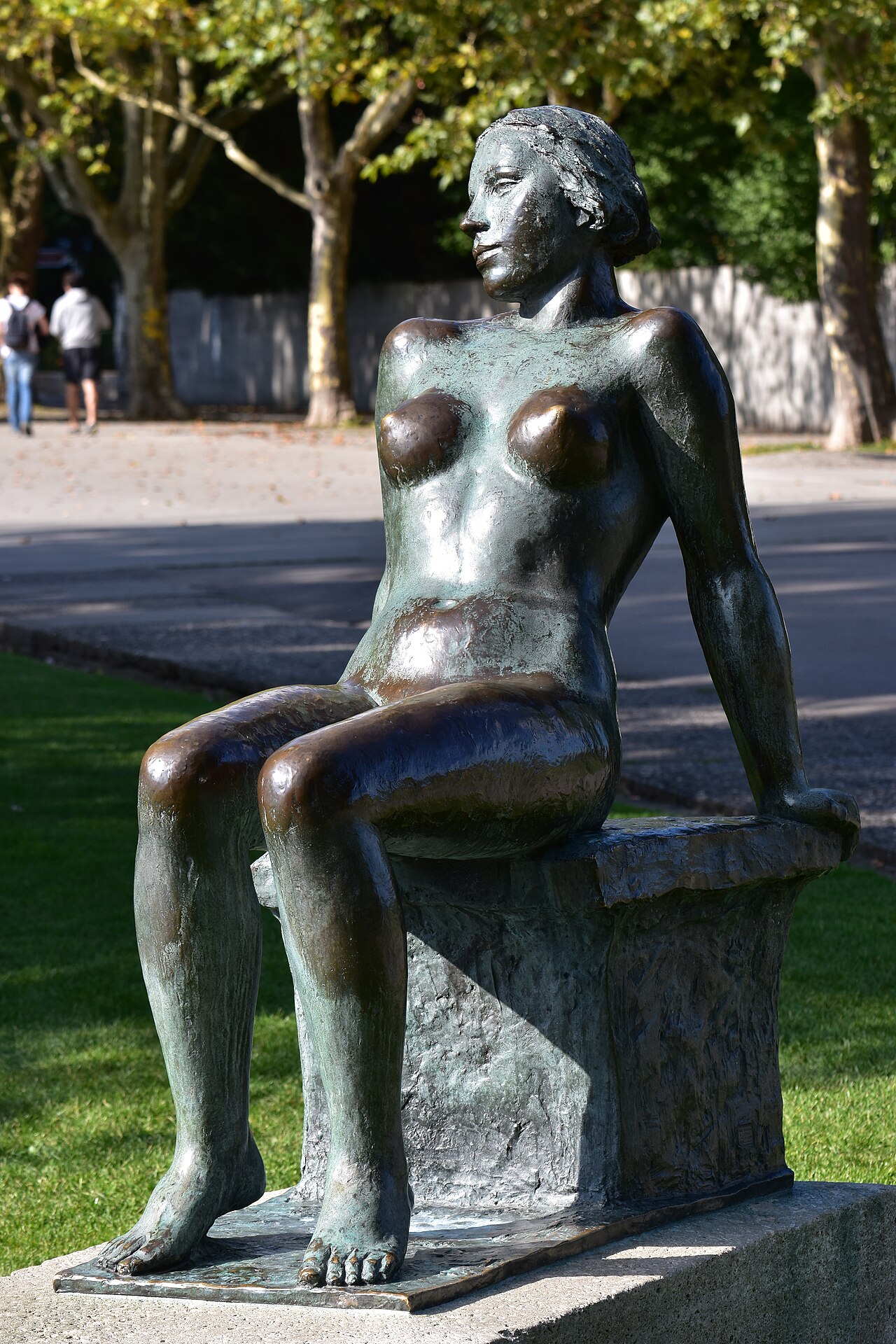 Sitzende by Hermann Hubacher