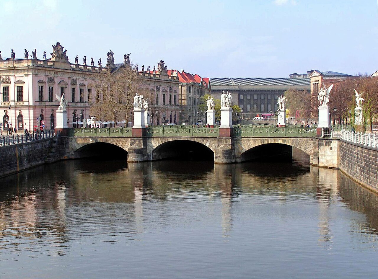 statues on the Palace Bridge by Hermann Schievelbein