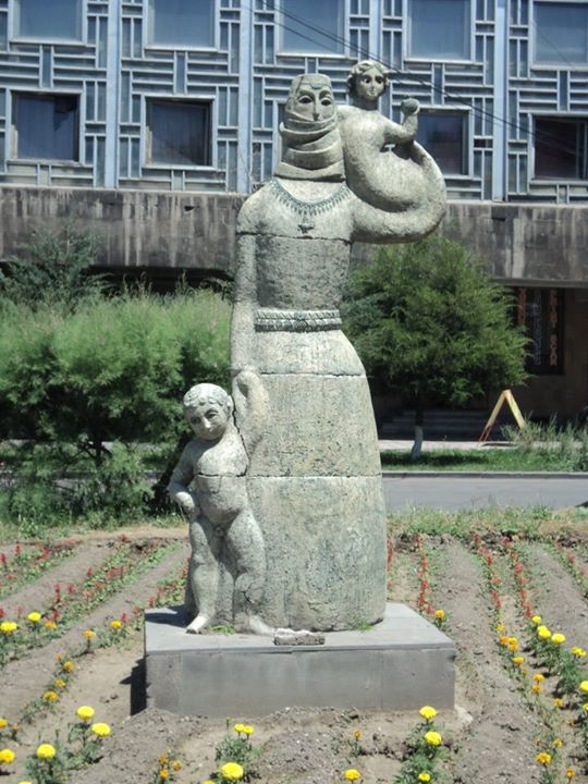 "Motherhood" sculpture by Hripsime Simonyan