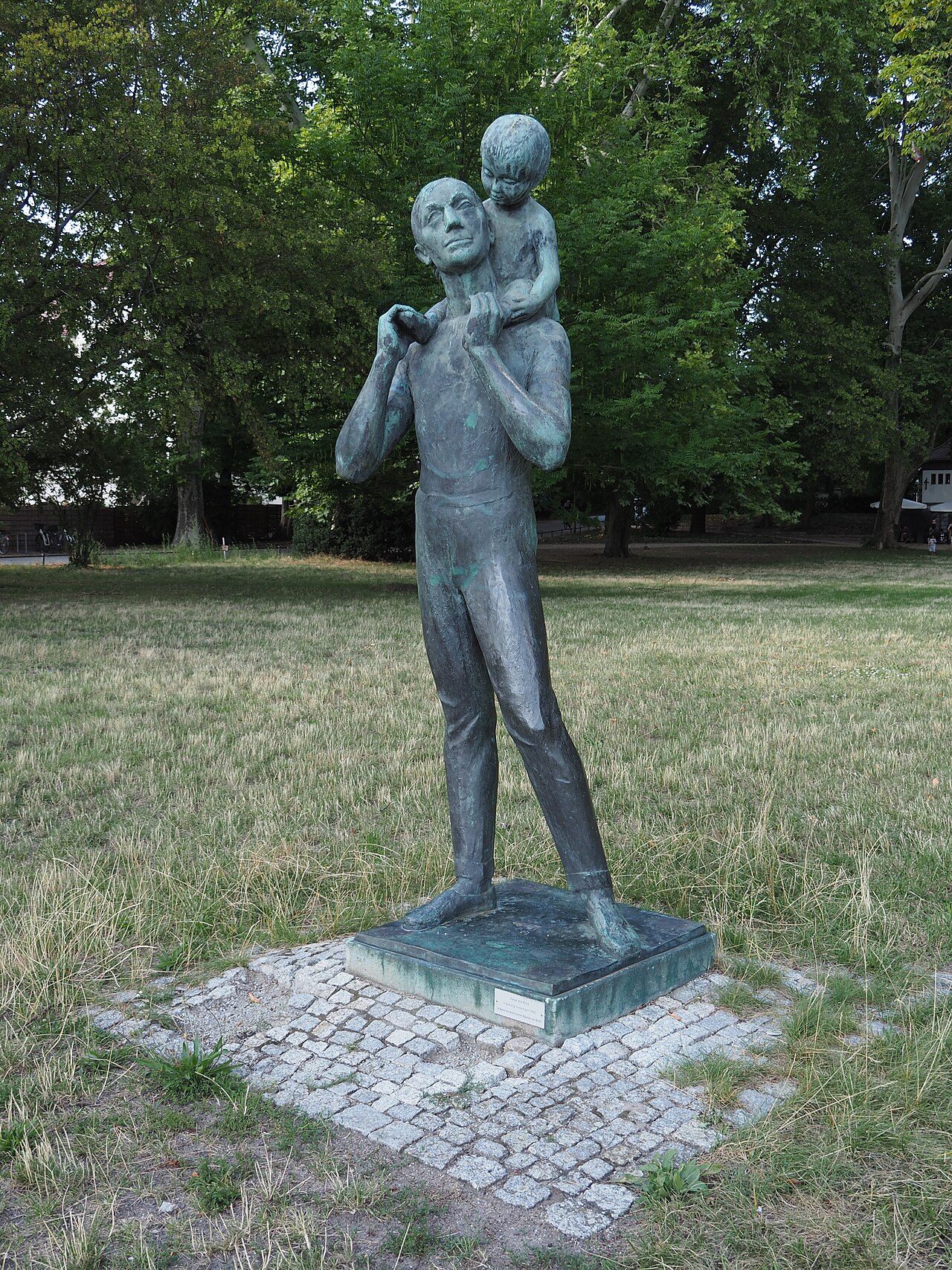 Vater mit Kind by Ingeborg Hunzinger